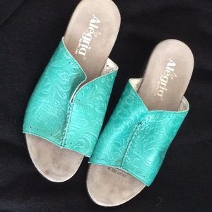 Alegria teal leather slide with 2” heel, sz 38